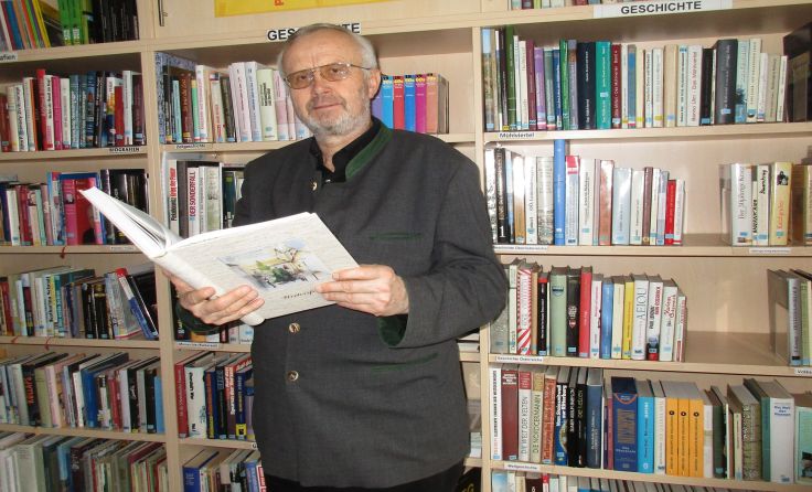 Gemeindechronist Ludwig Riepl in der Weitersfeldener Bibliothek. Fotos: Franz Xaver Hölzl
