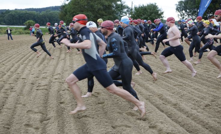 Startschuss früh am Morgen zum M8000 am Moldau-Stausee (CZ), der schwimmend zu durchqueren ist.