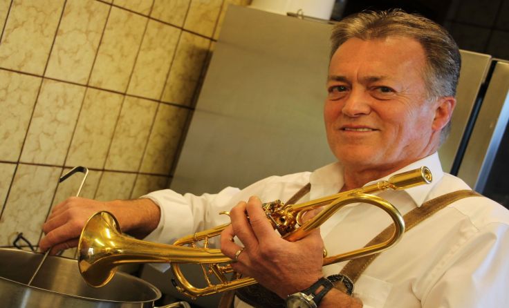 Als Musiker, Koch und Gastwirt ist Willi Postl weitum bekannt. Foto: Überegger