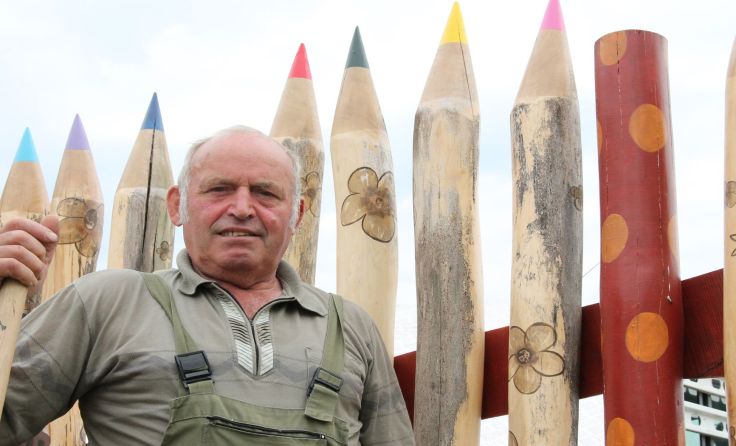 Aktuell werkelt Fritz Janko am Strebergarten am Areal der Alten Schule. Foto: Überegger