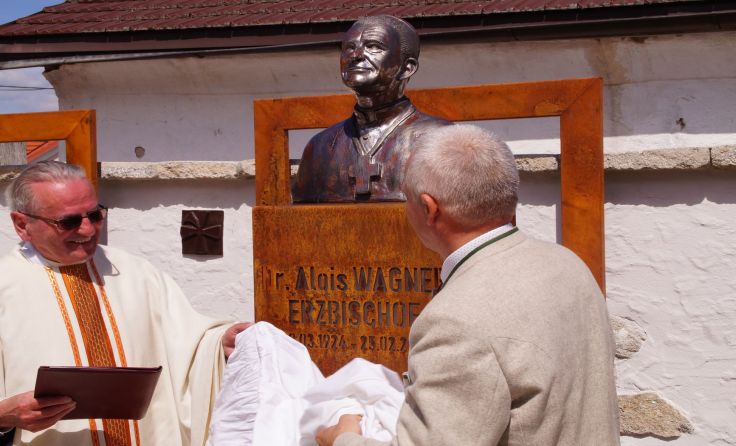 Prälat Mayer und Bgm. Koller bei der Enthüllung der Büste Fotos: Dietmar Sitz