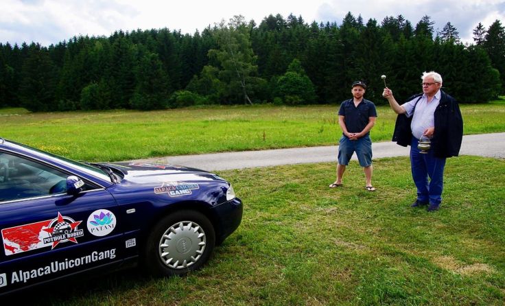 Hirschbachs Pfarrer Franz Holl segnete das Rallye-Auto "Monika" vor der Abfahrt. 