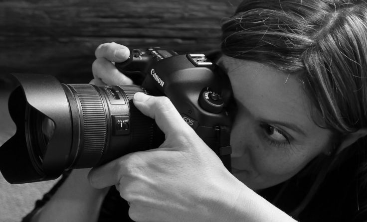 Fotografin Alexandra Grill setzt die Mütter mit ihrer Kamera in Szene. Foto: Ronald Posch 