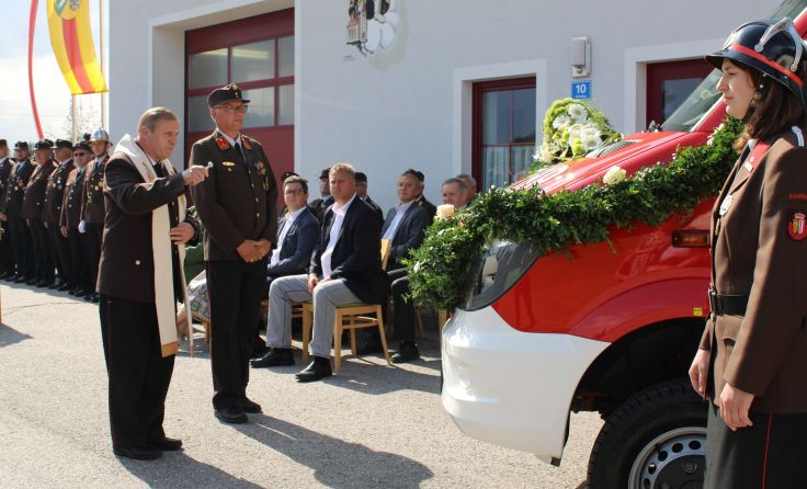 Pfarrer Willi Kern segnete das heuer neu angeschaffte KLF-A. Foto: Petra Kastl 