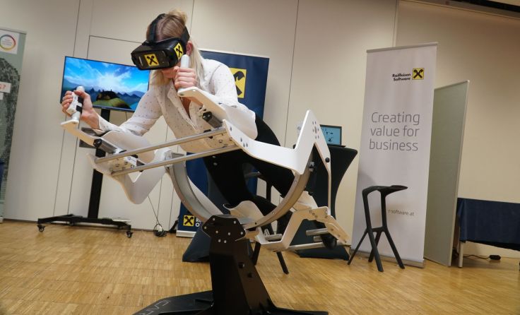 Die Besucher durften hoch über virtuelle Landschaften fliegen. Fotos: FH OÖ