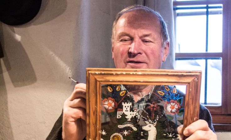 Einer der letzten aktiven Hinterglasmaler Sandls, Johann Pum Foto: Flora Fellner 