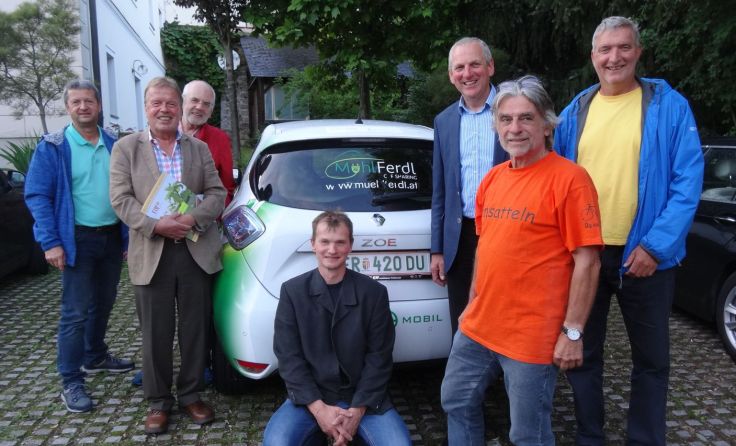 Freude in Wartberg über das neue E-Auto "MühlFerdl" Foto: EBF