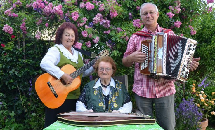 Die Jubilarin beim Musizieren mit ihren Kindern Elfriede und Otto Fotos: sue