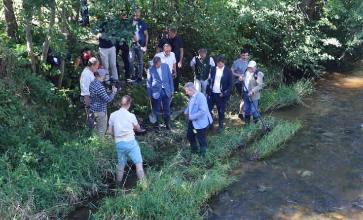 Politiker in Gummistiefeln bei ihrem Einsatz im Grenzfluss Foto: blattfisch