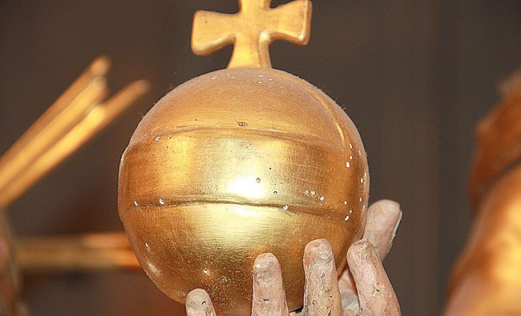 Der Holzwurm hat überall in der Kirche seine verräterischen Spuren hinterlassen.