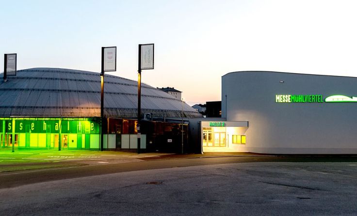 Die große Messehalle (links) mit der neuen Messehalle 2 (rechts) Foto: Lackner-Strauss 