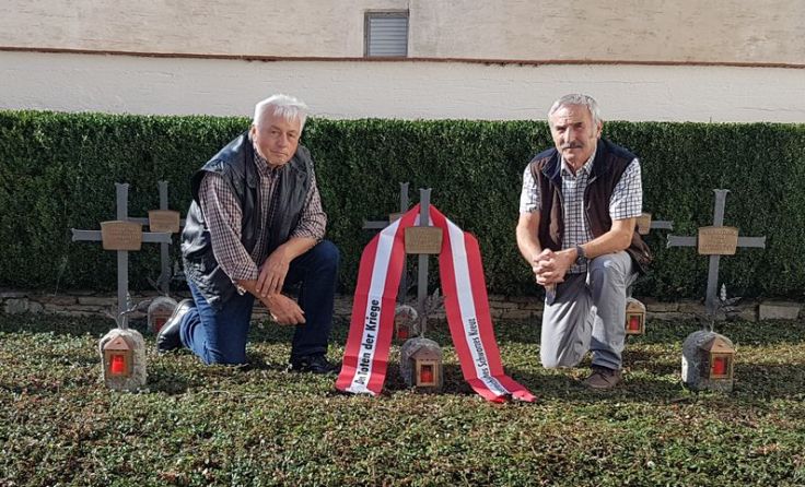 Rudolf Kaineder (l.) und Johann Wirtl am Wartberger Friedhof. Foto: privat