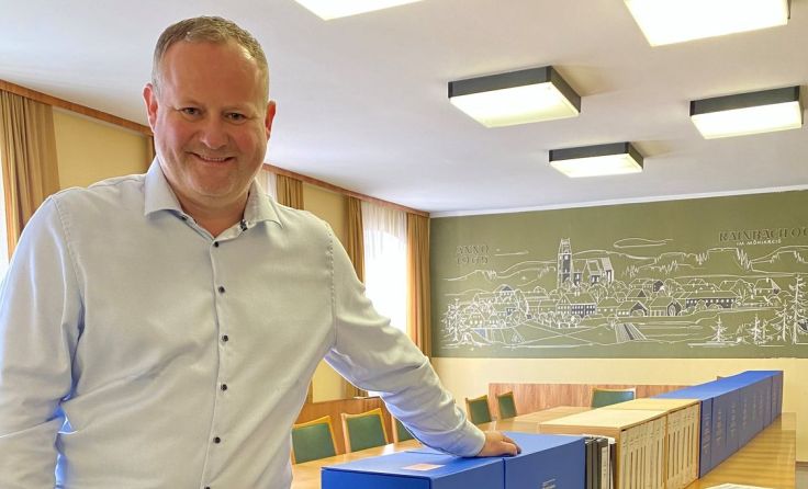 Bgm. Günter Lorenz mit Akten zum S10-Weiterbau Foto: Gemeinde Rainbach