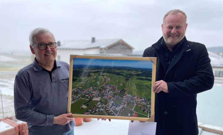 Bürgermeister Günter Lorenz gratulierte Archivar Gerhard Weichselbaum (l.) Foto: Gemeinde Rainbach