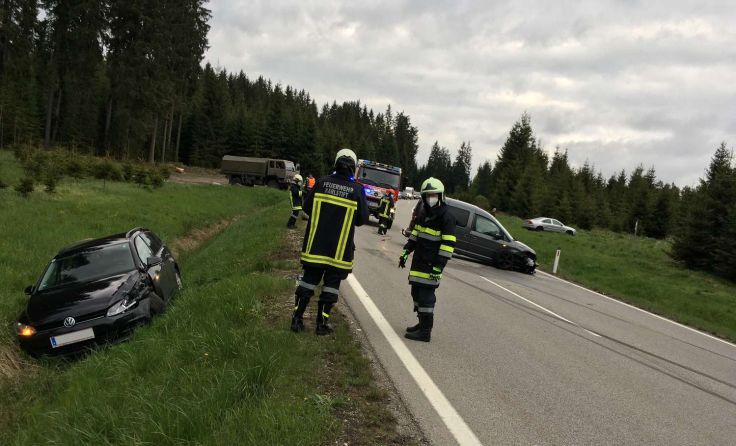 Ein Auto landete im Straßengraben...