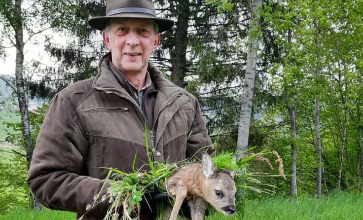 Florian Raber mit einem der geretteten Rehkitze. Foto: privat