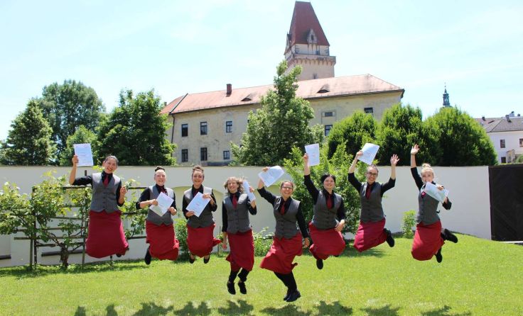 Freudesprünge nach bestandener Prüfung Fotos: HLW Freistadt 