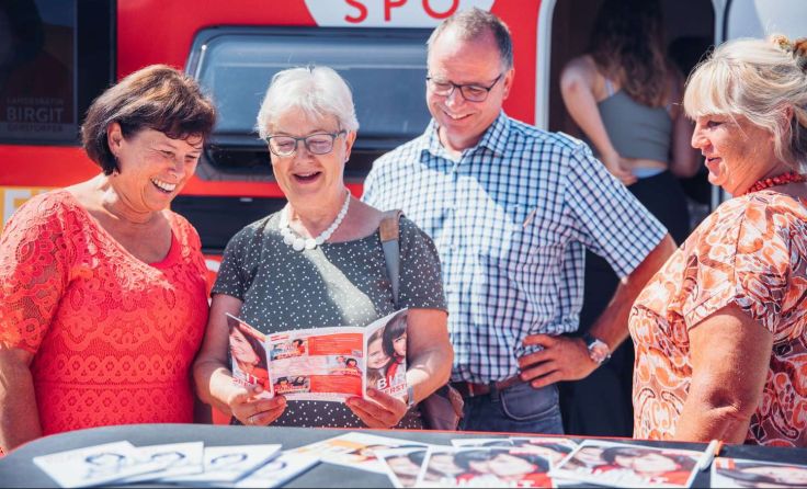 LR Birgit Gerstorfer und Vize-Bgm. Helmut Augl im Gespräch mit Besucherinnen Foto: MecGreenie