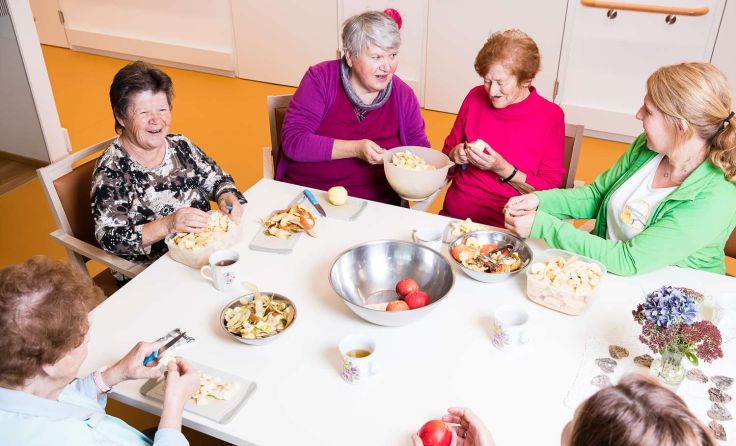 Je nach Lust und Laune können die Senioren beim Kochen helfen. Fotos: Alexandra Grill 
