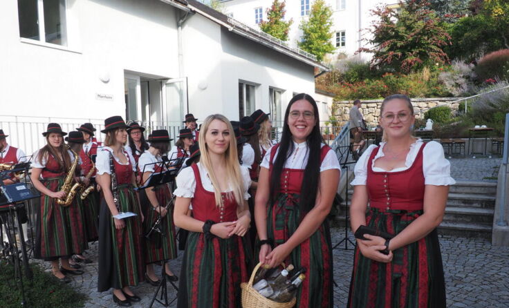 Fesch im neuen Trachtengwandl präsentieren sich auch die Marketenderinnen (Foto: Ludwig Riepl)