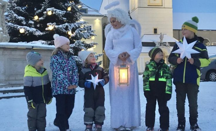 Strahlende Kinderaugen beim Anblick des Christkinds (Foto: Stadtmarketing Freistadt)