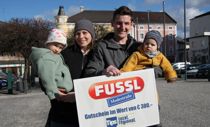 Familie Rois freut sich über den 300-Euro-Gutschein der Fussl Modestraße. (Foto: sue)