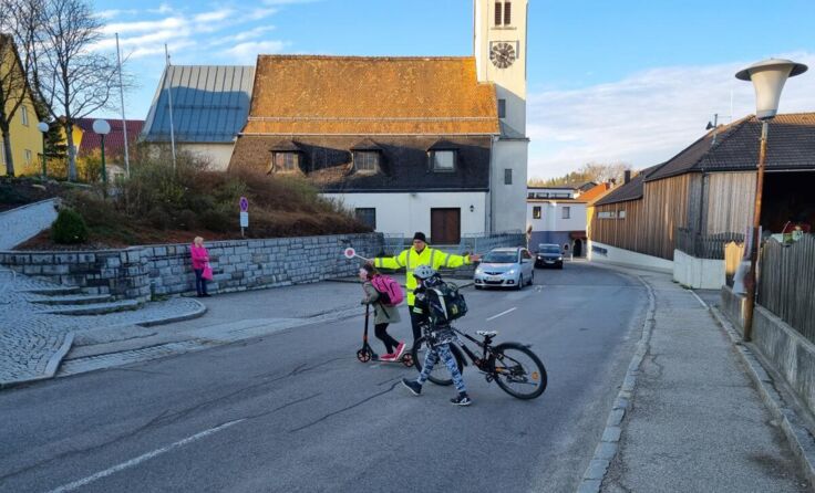 Ehrenamtlich sichern 21 Schülerlotsen den Schulweg in Mönchdorf. (Foto: privat)