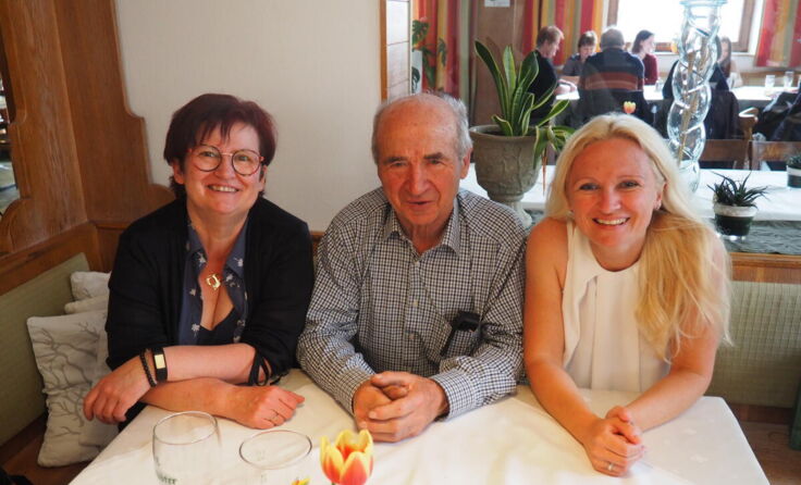 Ludwig Hahneder mit seinen Töchtern Inge und Anita bei der Achtziger-Feier (Foto: Ludwig Riepl)