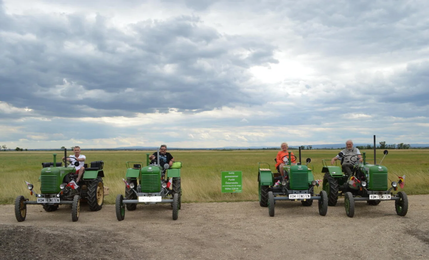 Oldtimer Traktoren (15 PS) des Bad Zeller Clubs im Konvoi im Burgenland.