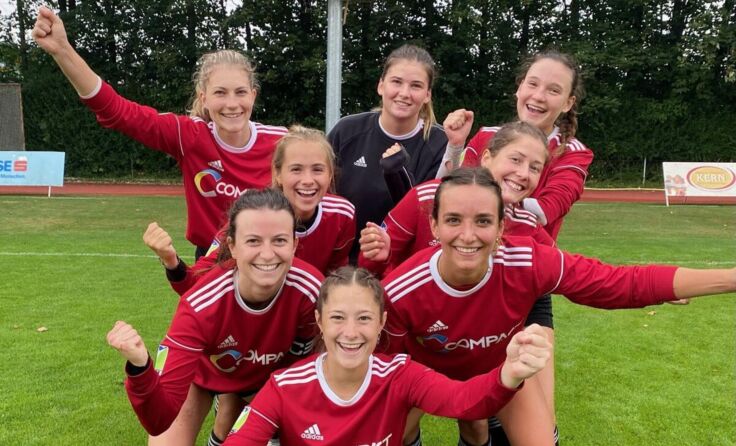 Freude bei den Freistädter Faustballerinnen über den Heimsieg. (Foto: privat)
