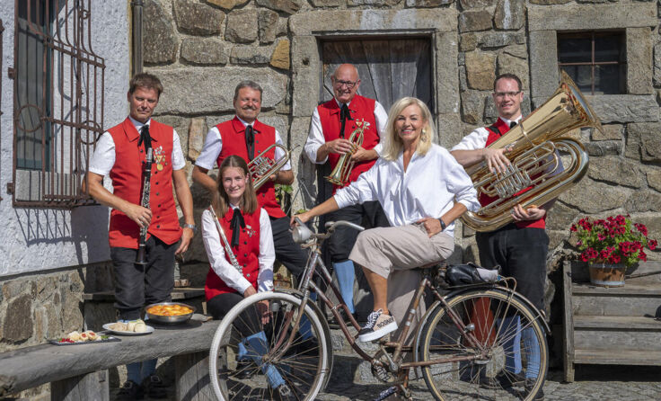 Die "Biebrezn-Musi" aus Bad Leonfelden sorgt für Stimmung. (Foto: Helga Baier)