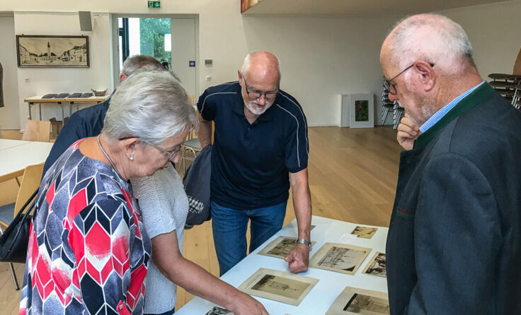 Erwin Zeinhofer konnte vielen Besucher nähere Details zum Kirchenbau geben. (Foto: R. Klinger)