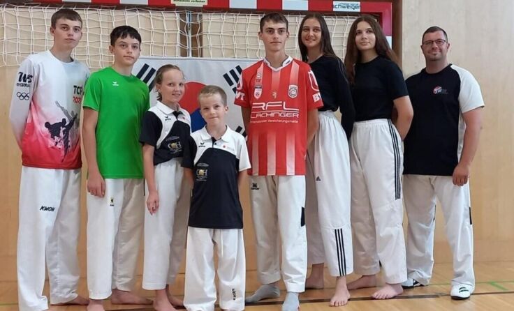 Landestrainer Markus Neubauer (rechts) mit Freistädter LK Sportlern (Foto: TKD ASKÖ Freistadt)