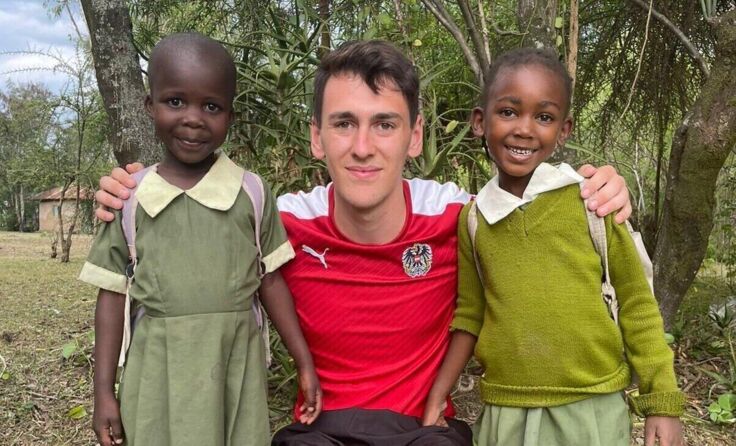 Jakob Winter mit Waisenkindern in Kenia (Foto: Winter)