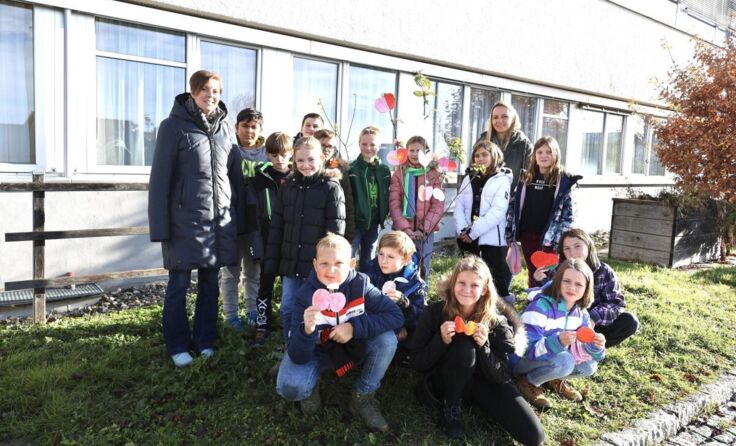 Die Kinder der VS Grünbach freuen sich schon jetzt auf erste Apfelernte. (Foto: VS Grünbach)