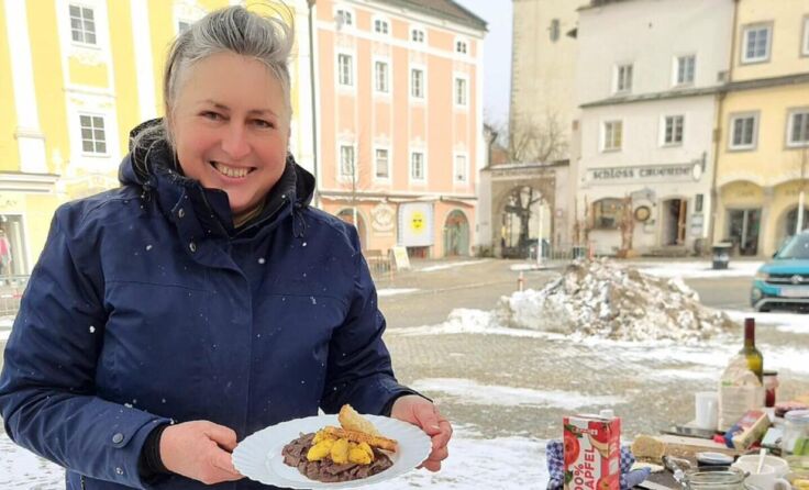 Eveline Mittermayr kocht live vor Ort am Bauernmarkt in Freistadt. (Foto: privat)