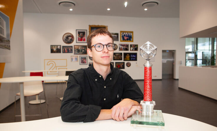 Janick Kern aus Wartberg freut sich über seinen Chimney Award (Foto: FHOÖ)