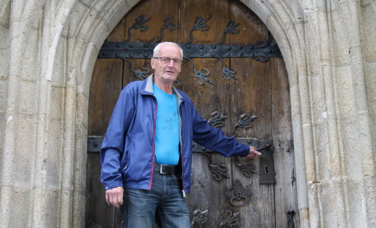 Manfred Schauer vor der Hirschbacher Kirchentür, die er vom Holzwurmbefall befreit hat. (Foto: sue)