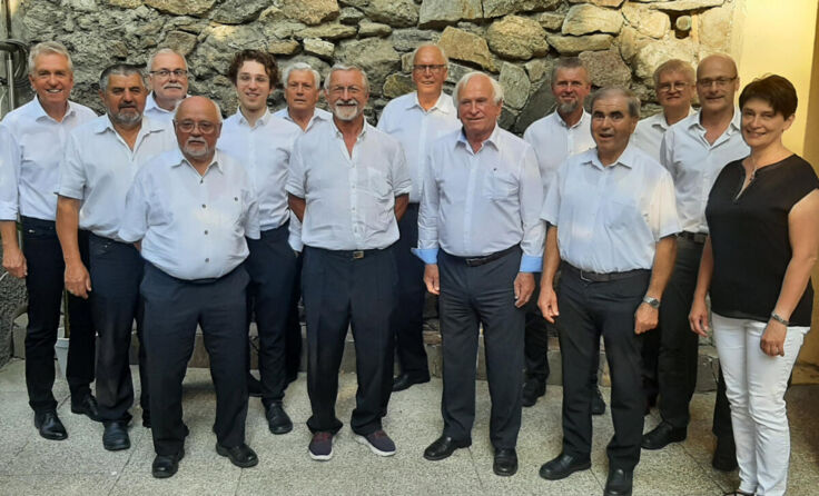 Männerchor aus Pregarten mit Chorleitern Monika Ruspeckhofer (Foto: Gottfried Brunner)