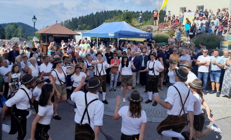 Die Volkstanzgruppe zeigt beim Kirtag in Kaltenberg ihr Können. (Foto: privat)
