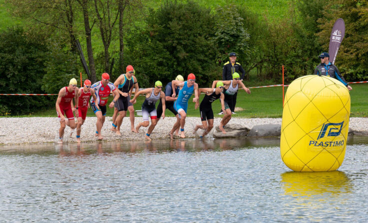 Im Badeteich Tragwein schwimmen die Triathleten um die Wette. (Foto: Rudolf Bindreiter)