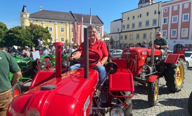 Traktoraufstellung vor der Abfahrt am Freistädter Hauptplatz (Foto: privat)