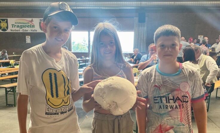 Oskar, Adele und Adrian (v.l.) entdeckten einen Riesenbovist. (Foto: privat)