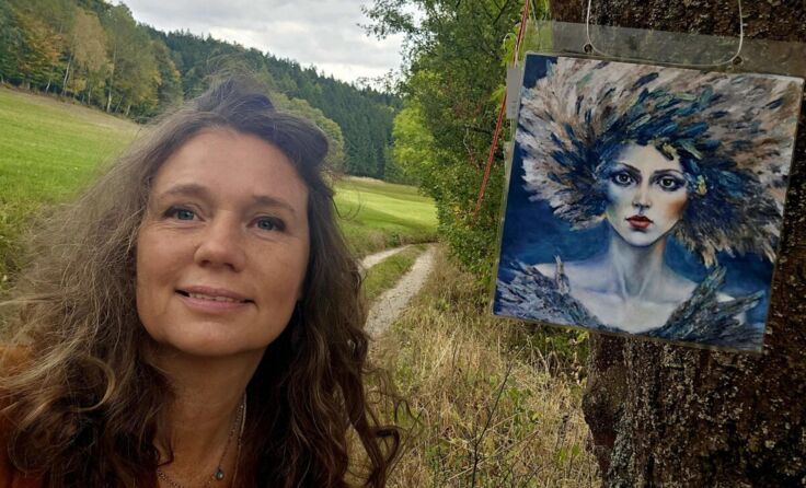 Künstlerin Doris Breuer aus Hirschbach lädt zu einer Kunstwanderung ein. (Foto: privat)