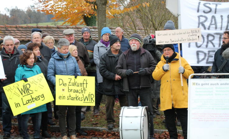 Demo am 22. November 2023 gegen die Schließung der Raiffeisenbank in Lasberg (Foto: Tips)