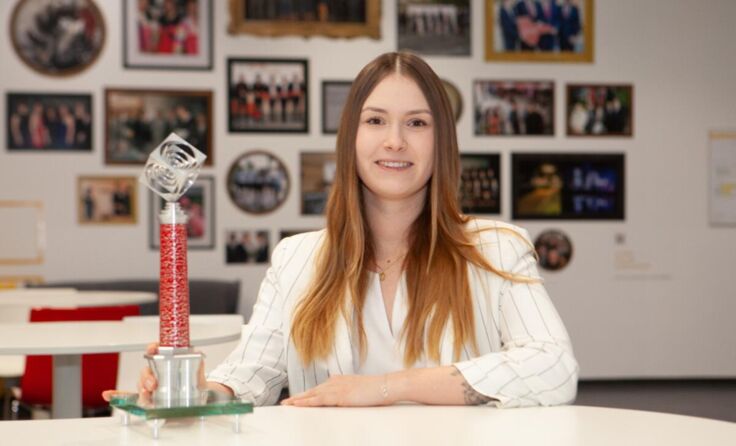 Laura Wolfschluckner (25) aus Pregarten mit ihrer Auszeichnung, dem Chimney Award. (Foto: FHOÖ)