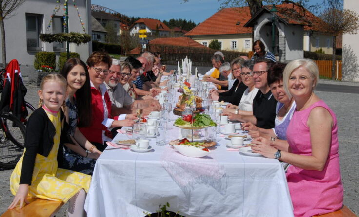 Frühstückstafel im Sonnenschein in Waldburg (Foto: Herbert Preslmaier)