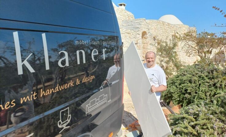 Tischlermeister Christian Klaner bei der Möbel-Auslieferung in Apulien (Foto: Klaner)