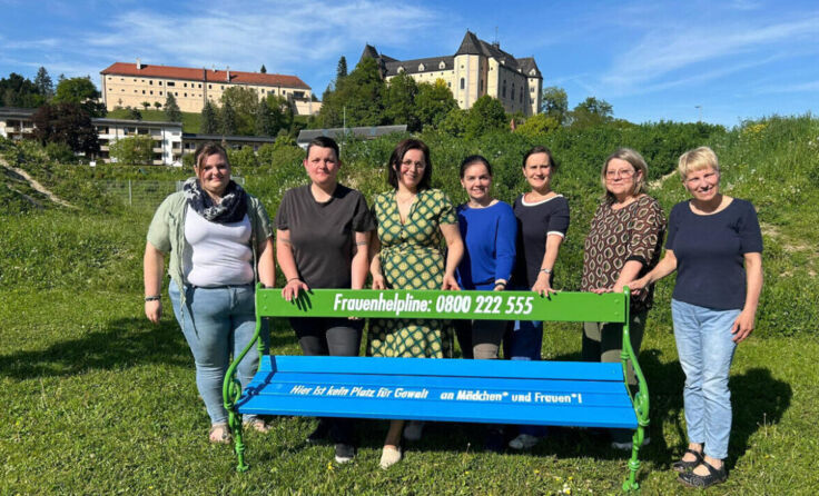 Parkbank in Grein als sichtbares Zeichen gegen Partnergewalt (Foto: Frauenberatung Perg)