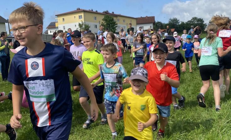 Die Läufer zwischen 6 und 14 Jahren gaben ein buntes, sportliches Bild ab. (Foto: Tips)